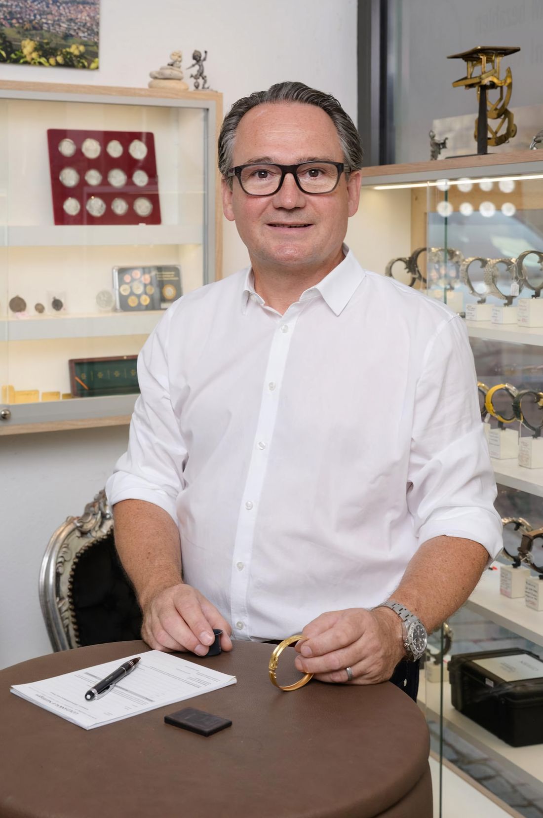 Jochen Kaas am Tisch in seinem Laden