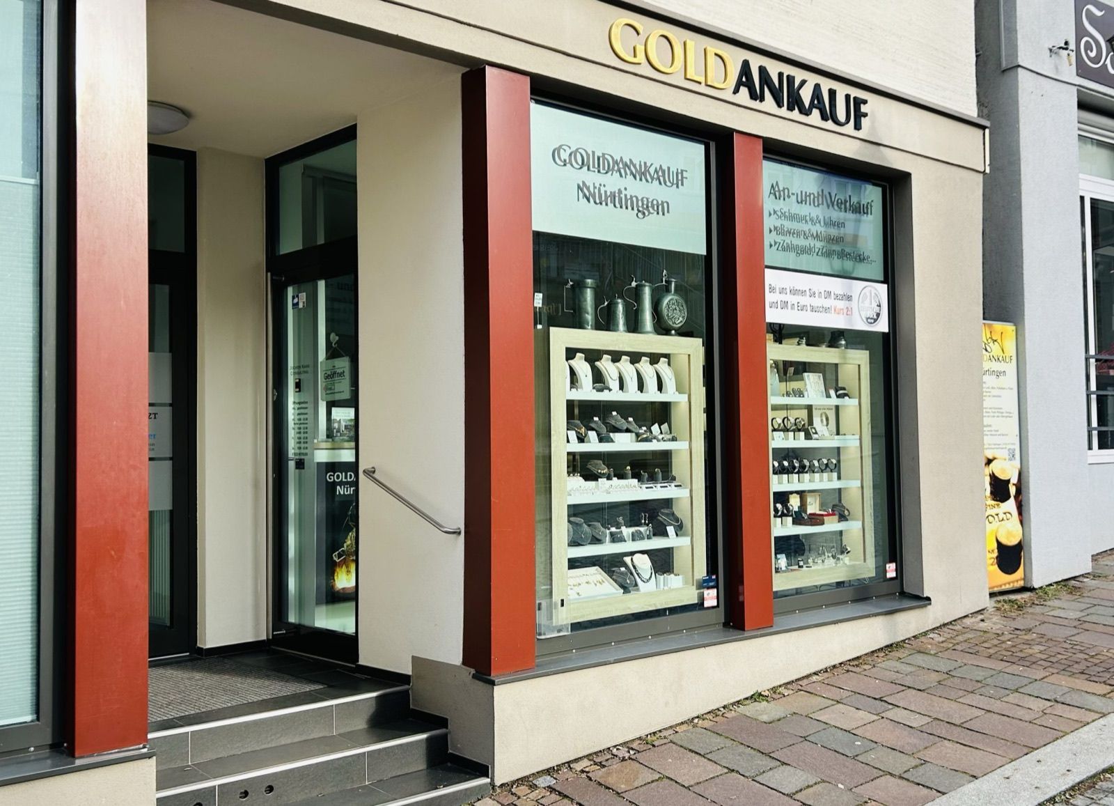 Ladenfront von Goldankauf Nürtingen in der Neckarsteige mit zwei Schaufenstern und dem Eingang