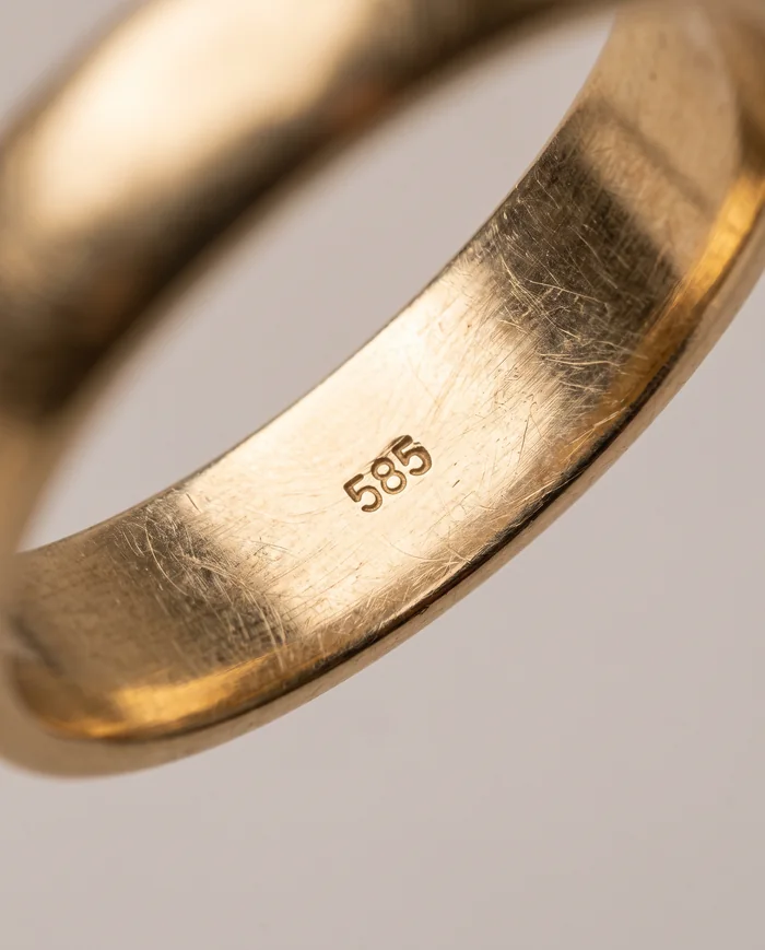 Illustration: Feingehaltsstempel 585 in einem Goldring, stark vergrößert